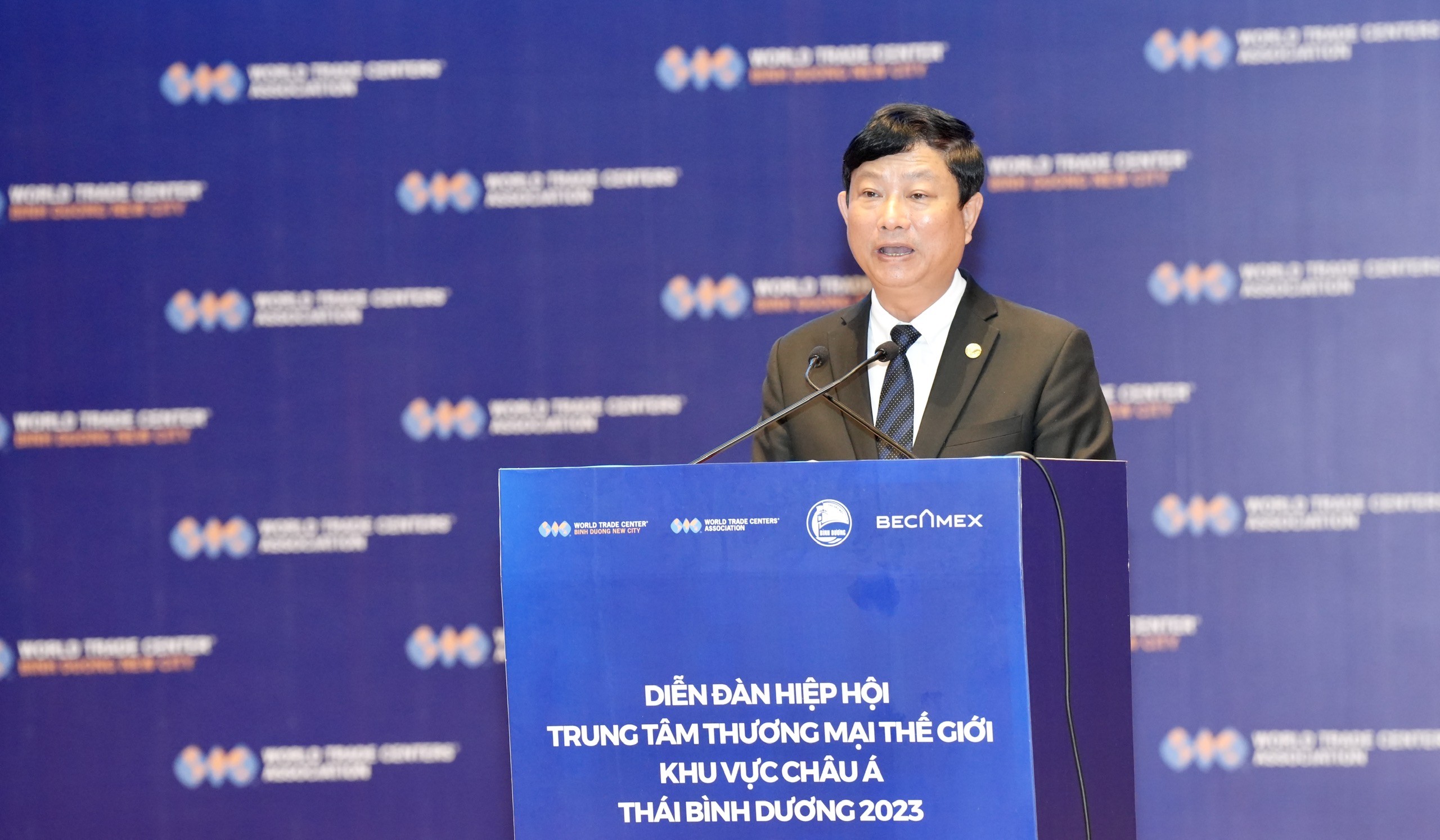 Đồng chí Võ Văn Minh, Chủ tịch UBND tỉnh phát biểu tại diễn đàn.